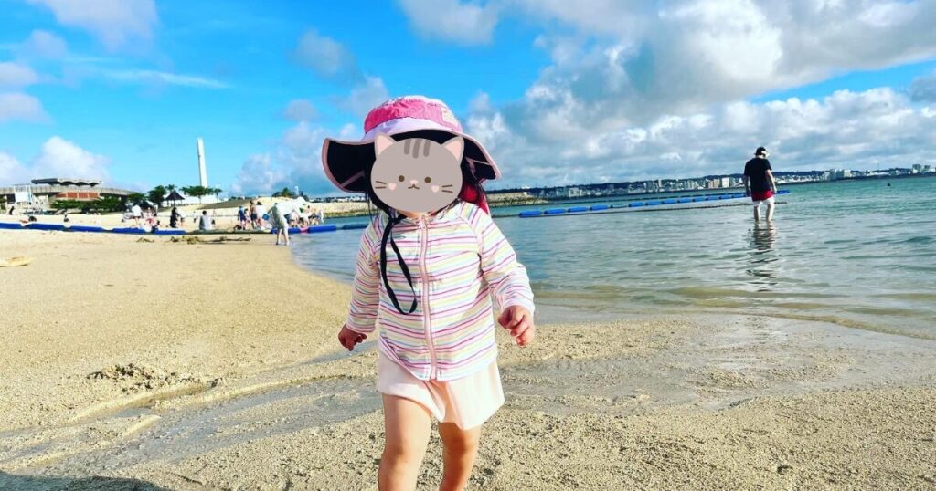 沖縄の海で遊ぶ子供