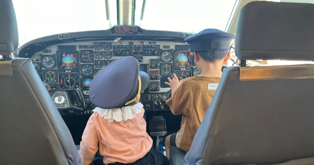 パイロット姿の子ども達