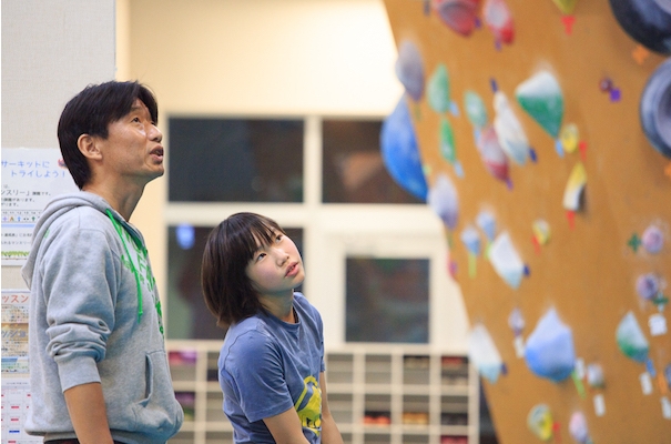 森秋彩選手が父親とクライミング場にいる